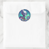 Alien met verjaardagstaart ronde sticker (Tas)