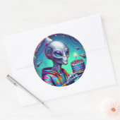 Alien met verjaardagstaart ronde sticker (Envelop)
