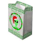 Alien Santa Holly Wreath Medium Happy Kerstmis Medium Cadeauzakje (Achterkant Gekanteld)