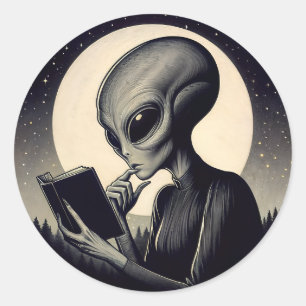 Alien vrouw leest boek  kunst ronde sticker