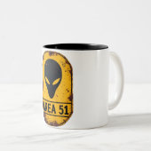 Alien Zone Alert Mug – Beware the Unknown (Devant droit)