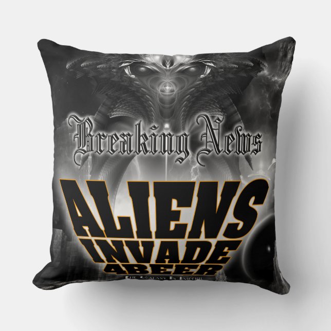 Aliens Invade 4 Beer Galaxy Attack Kussen (Voorkant)