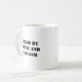 Alimenté par Café et Sarcasme - Mug Drôle (Devant gauche)
