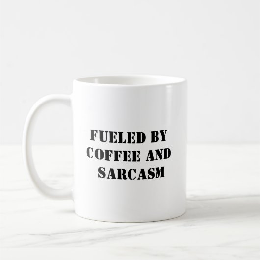 Alimenté par Café et Sarcasme - Mug Drôle (Gauche)