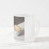 Alimenté par le Café – Design drôle de mug pour am (Devant droit)