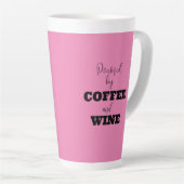 ALIMENTÉ PAR LE CAFÉ ET LE VIN Tasse Latte (Angle droit)