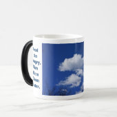 Alimentez le monde leur donnent des tasses d'eau (Devant gauche)