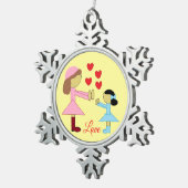 Alle kinderen hebben liefde nodig: lichtgeel tin sneeuwvlok ornament (Rechts)