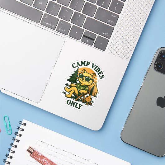 Alleen Camp Vibes – Sunset Kitten Camping Sticker (Laptop met iPhone)