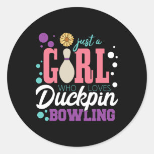 Alleen een meisje dat van Duckpin Bowling houdt Ronde Sticker
