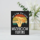 Alleen een meisje dat van paddenstoeljacht houdt briefkaart (Staand voorkant)