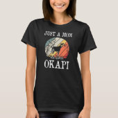 Alleen een moeder die van Okapi houdt T-shirt (Voorkant)