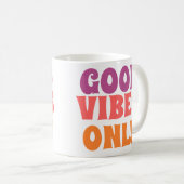 Alleen Goede Vibes – Kleurrijke Tekst op Mooie Wit Koffiemok (Voorkant rechts)