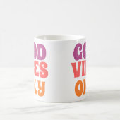 Alleen Goede Vibes – Kleurrijke Tekst op Mooie Wit Koffiemok (Center)