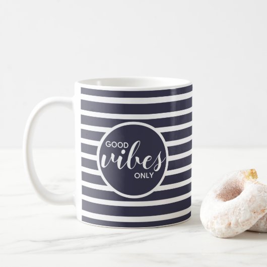 Alleen Goede Vibes Trendy Typografie Citaat Blauw Koffiemok (Met donut)