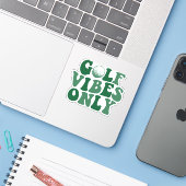 Alleen golfvibes, golfliefhebber sticker (Laptop met iPhone)