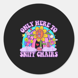 Alleen hier om een stoel te besnuffelen die ongepa ronde sticker