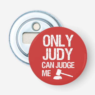 Alleen Judy kan me beoordelen met een grappige fle Button Flesopener