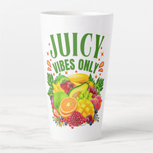 Alleen sappige vibraties: vers fruit en een gezond latte mok