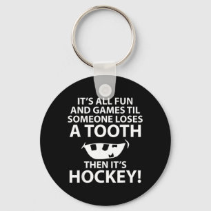 Allemaal plezier en spelende hockeyspeler sleutelhanger