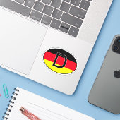 Allemagne Code pays Autocollant ovale avec drapeau (Ordinateur portable avec iPhone)