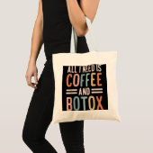 Alles wat ik nodig heb, is koffie en Botox vulstof Tote Bag (Voorkant (product))