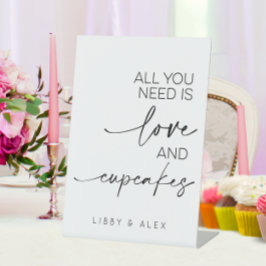 Alles wat je nodig hebt is liefde en cupcakes brui reclamebord met voetstuk