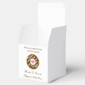 Alles wat je nodig hebt is liefde en een donut aan bedankdoosjes (Geopend)