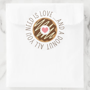 Alles wat je nodig hebt is liefde en een donut bru ronde sticker