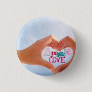 Alles wat je nodig hebt is liefde ronde button 3,2 cm