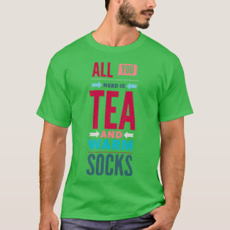Alles wat u nodig hebt thee en warme sokken t-shirt