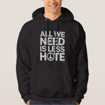 'ALLES WAT WE NODIG HEBBEN IS MINDER HAT' T-Shirt