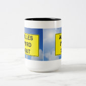 Alles wird Gut Schild mit Himmelhintergrund Tweekleurige Koffiemok (Center)