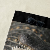 Alligator affamé drôle de serviettes de plage (En situation)