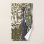 Alligator qui traîne dans les eaux des marais (Serviette à main)