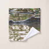 Alligator qui traîne dans les eaux des marais (Gant de toilette)