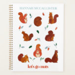 Allons noyer des écureuils amusants avec le nom<br><div class="desc">Cet adorable planificateur "Let's Go Nuts" est plein de plaisir et de fonctionnalité! Avec quelques-uns des écureuils les plus mignons de la ville, ces petites créatures sauront vous garder sur la bonne voie cette année, même si vous êtes obligé de vous rendre un peu noix. Ce joyeux et doux design...</div>
