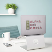 Alpha Chi Omega | Gestapeld Logo Sticker (Laptop op bureau)