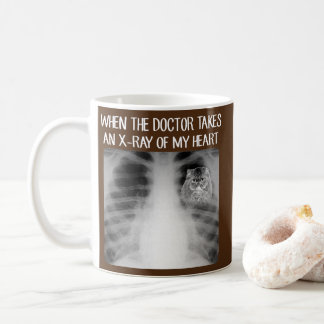 Als de dokter röntgenfoto van mijn hart neemt, is koffiemok