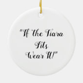 "Als de Tiara het past, Draag het! Keramisch Ornam Ornament (Achterkant)
