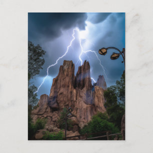 Als donder een berg onder blauwe hemel ontmoet. briefkaart