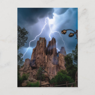 Als donder een berg onder blauwe hemel ontmoet. briefkaart