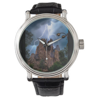 Als donder een berg onder blauwe hemel ontmoet. horloge