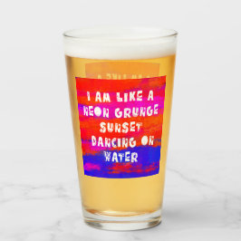 als een neon grunge sunset dansend op waterglas glas