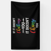 Als het je niet uitdaagt, verandert het je niet spandoek (Verticaal)