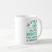 Als ik geen voetbal speel, denk ik erover na. koffiemok (Voorkant rechts)