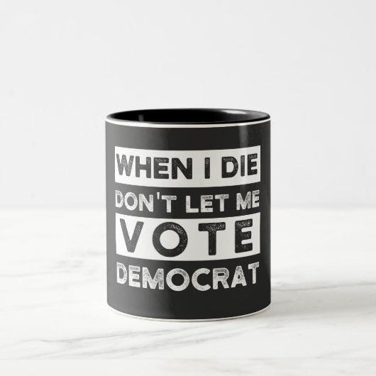 Als ik sterf, laat me niet voor democratie stemmen tweekleurige koffiemok (Center)