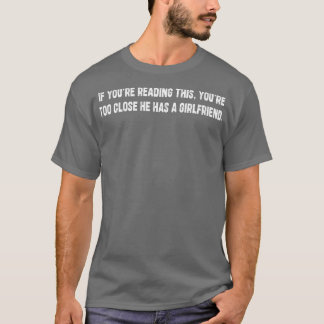 Als je dit te dichtbij leest, heeft hij een meisje t-shirt