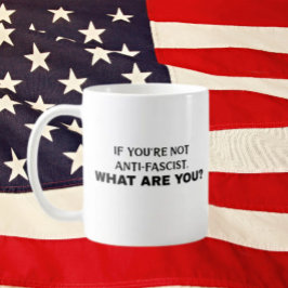 Als je niet anti-fascistisch bent, wat ben je dan koffiemok