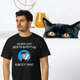 Als kat ontmoet badkuip wint niemand t-shirt